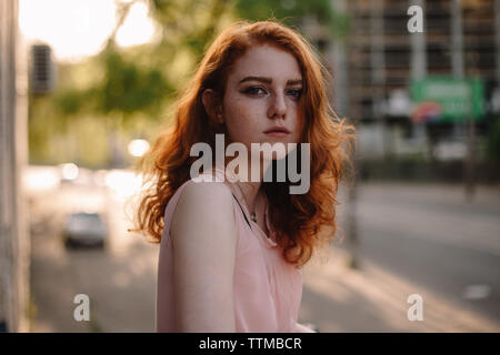 Portrait de jeune femme à tête rouge avec des taches de rousseur Banque D'Images