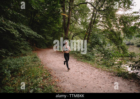 Young woman jogging Banque D'Images