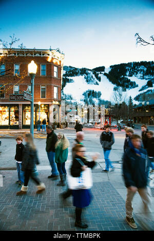 USA, Colorado, tremble, les gens marcher dans la m2 dans le centre-ville d'Aspen au crépuscule Banque D'Images