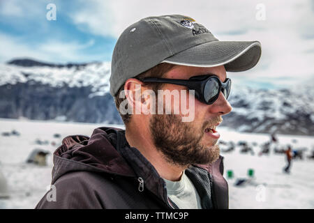 USA, Alaska, Juneau, l'un des guides de chien de traîneau est prête à partir, en traîneau à chiens d'hélicoptère Tour vous vole sur le glacier à l'HeliMush Taku camp chien Banque D'Images