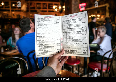 USA, Alaska, Juneau, une vue sur le menu au Red Dog Saloon dans le centre-ville de Juneau Banque D'Images