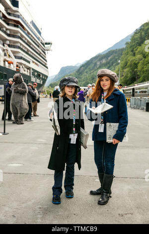 USA, Alaska, Sitka, deux jeunes filles pass out journaux aux passagers de quitter le train et les navires de croisière Banque D'Images