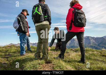 USA, Alaska, Denali, le parc national Denali, Helihiking tour à travers la montagne, frais, guide de randonnées Jeffery Ottmers Banque D'Images