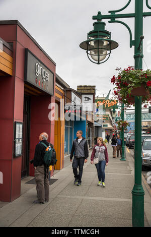 USA, Alaska, Anchorage, les individus se tiennent à l'extérieur et de lire le menu au restaurant Ginger Banque D'Images