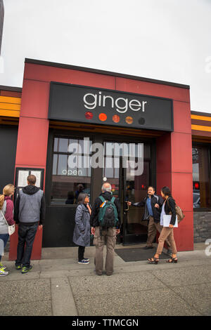 USA, Alaska, Anchorage, les individus se tiennent à l'extérieur et de lire le menu au restaurant Ginger Banque D'Images