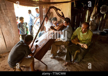 BELIZE, Punta Gorda, district de Toledo, un groupe de musiciens jouent dans le village Maya de San Jose, Morning Star Group Banque D'Images