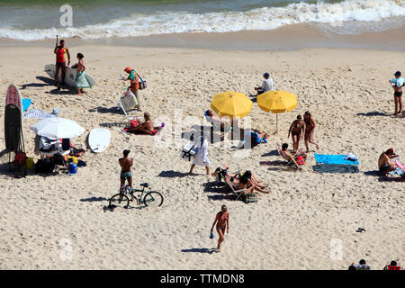 Brésil, Rio de Janeiro, amateurs de plage Profitez d'une journée ensoleillée à la plage d'Ipanema Banque D'Images