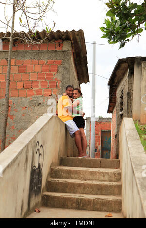 Brésil, Rio de Janeiro, Favela, un couple se reposer en haut de l'escalier de Complexo do Alemao, un quartier à l'intérieur de la Zone Nord Banque D'Images