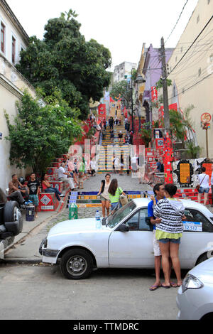 Brésil, Rio de Janeiro, Escadaria Selaro ?n, les gens envahissent les escaliers reliant Santa Theresa à Lapa Banque D'Images