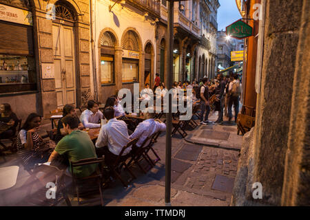 Brésil, Rio de Janeiro, Lapa, les gens se rassemblent dans la Rua do Ouvidor Banque D'Images