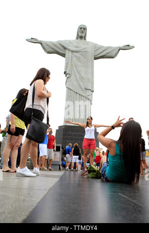 Brésil, Rio de Janeiro, des groupes de personnes se rassemblent à la Cristo Redentor (statue) Banque D'Images