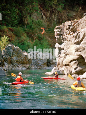 États-unis, Californie, fourchettes de saumon, les gens en kayak et plongée sous-marine au large de la rivière Salmon en falaises, loutre Bar Kayak School Banque D'Images