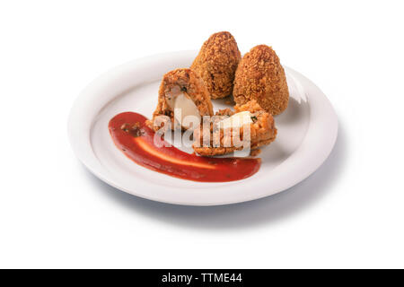 Boules de riz frit arancini, isolé sur fond blanc, de l'alimentation de rue typique de Sicile Banque D'Images