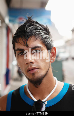 Rue Maurice ; portrait d'un jeune homme à Port Louis Banque D'Images