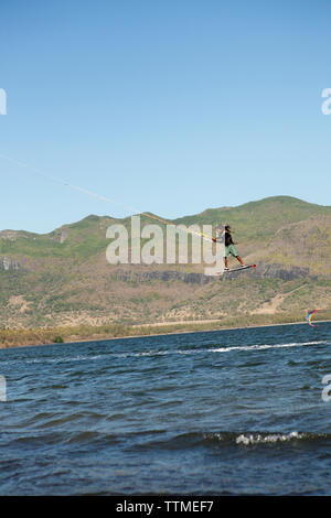 L'ILE MAURICE, la scène kite surf à la base des montagnes de Mourne Le Mourne, le Peninsula Banque D'Images