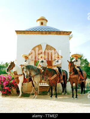 Riviera Maya, Mexique, sur leurs chevaux Charros mexicains, péninsule du Yucatan Banque D'Images