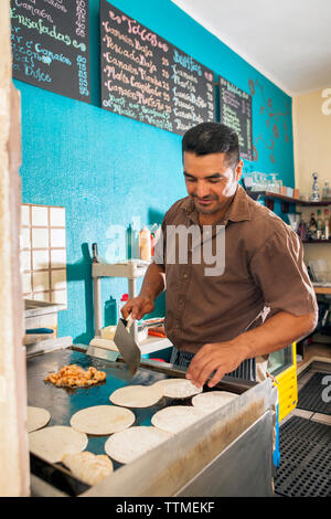 Mexique, San Pancho, San Francisco, un restaurant local propriétaire prépare des tacos de crevettes près de San Pancho Beach Banque D'Images