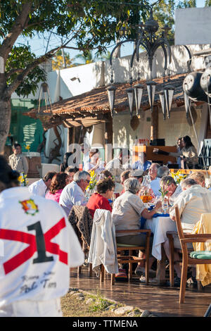 Mexique, San Pancho, San Francisco, La Patrona Polo Club, spectateurs manger et converser lors d'une pause entre les matches Banque D'Images