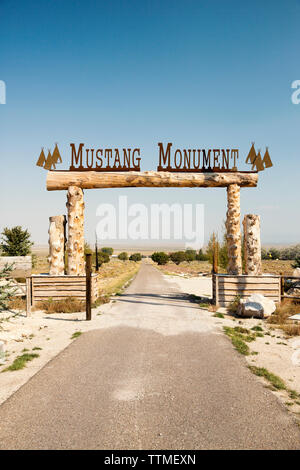 USA, Nevada, puits, la porte menant à Mustang Monument, un luxe durable eco friendly resort et à préserver pour les chevaux sauvages, l'enregistrement doit d'Amérique Banque D'Images