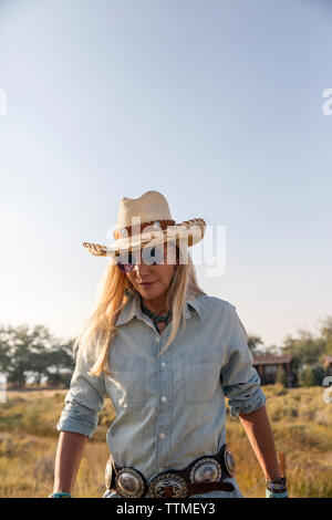 USA, Nevada, puits, fondateur Madeleine Pickens promenades autour de la sa 900 milles carrés dans la propriété NE Nevada où Mustang Monument, un luxe durable Banque D'Images