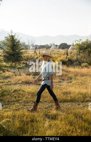 USA, Nevada, puits, fondateur Madeleine Pickens promenades autour de la sa 900 milles carrés dans la propriété NE Nevada où Mustang Monument, un luxe durable Banque D'Images