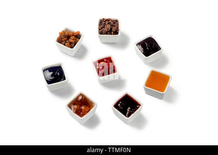 Crème glace toppings isolé sur fond blanc Banque D'Images