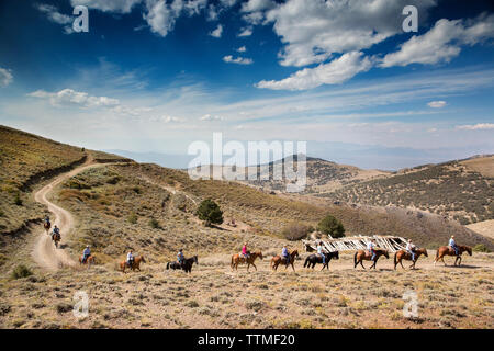 USA, Nevada, puits, vous pourrez participer à des excursions Horse-Back durant leur séjour à Mustang Monument, un luxe durable eco friendly re Banque D'Images