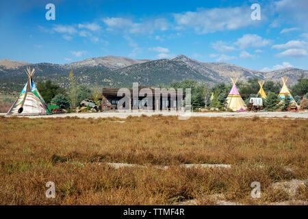 USA, Nevada, puits, tipis colorés disséminés sur toute Mustang Monument, un luxe durable eco friendly resort et à préserver pour les chevaux sauvages, SAV Banque D'Images