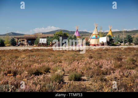 USA, Nevada, puits, tipis colorés disséminés sur toute Mustang Monument, un luxe durable eco friendly resort et à préserver pour les chevaux sauvages, SAV Banque D'Images