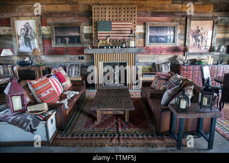 USA, Nevada, les puits, le salon situé à l'intérieur de Mustang Monument, un luxe durable eco friendly resort et à préserver pour les chevaux sauvages, sauver l'Amérique" Banque D'Images