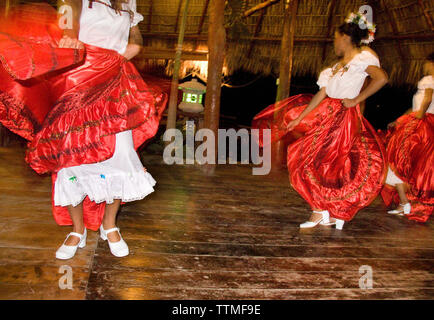 Le NICARAGUA, Grenade, danseurs lors d'une foire de rue et festival dans les rues du centre-ville de Grendada Banque D'Images