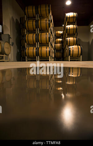 USA, Ohio, Willamette Valley, une piscine de l'eau reflète de barils de vin dans la cave à vin au domaine Drouhin, Dundee Banque D'Images