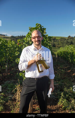 USA, Ohio, Willamette Valley, un sommelier vin verse du vin à un événement appelé Bounty du comté au Sokol Blosser Winery, Dayton Banque D'Images