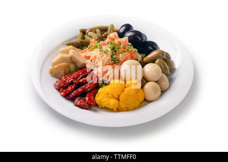 Tomates séchées, concombres et choux, marinade, salade, assortiment de hors-d'cornichons différents pour une fête sur une assiette, isolated on white backg Banque D'Images