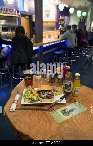 USA (Oregon), Ashland, truffe burger à la caldeira Brasserie et restaurant, la table est faite à partir de la même arborescence que le bar Banque D'Images