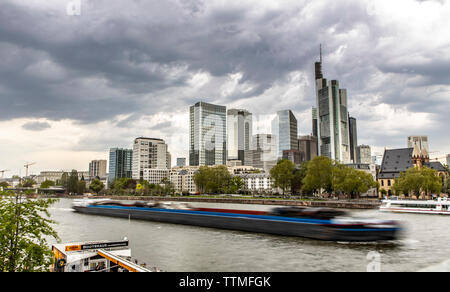 Frankfurt am Main, centre-ville, des gratte-ciel, pont de cheminette, d'un cargo sur la main, Banque D'Images