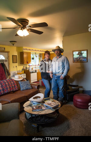 USA (Oregon), Enterprise, Cowboy Todd Nash et son épouse Angela à leur domicile, au nord-est de l'Oregon Banque D'Images