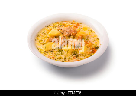 Soupe au saumon. Soupe au saumon finlandais Lohikeitto, isolé sur fond blanc Banque D'Images