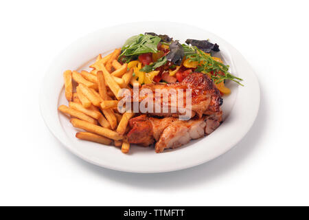 Escalope de poulet, servi avec frites et salade sur une assiette, isolé sur fond blanc Banque D'Images