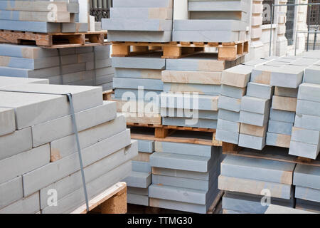 Palette en bois de nouvelles dalles de grès prêt à être monté dans un nouveau revêtement dans un chantier italien Banque D'Images