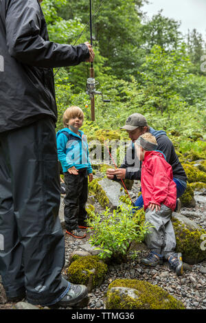 USA, Ohio, Santiam River, Brown Cannon, de jeunes garçons d'apprendre à pêcher sur la rivière Santiam dans la forêt nationale de Willamete Banque D'Images