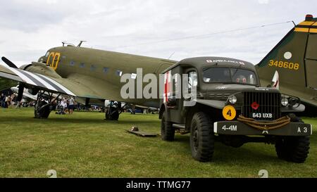 1942 Dodge WC54 Ambulance garée à côté d'un 1944 C-47 Dakota "Betsy's Biscuit Bomber à Shuttleworth pour commémorer le 75e anniversaire du D-Day. Banque D'Images