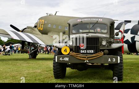 1942 Dodge WC54 Ambulance garée à côté d'un 1944 C-47 Dakota "Betsy's Biscuit Bomber à Shuttleworth pour commémorer le 75e anniversaire du D-Day. Banque D'Images