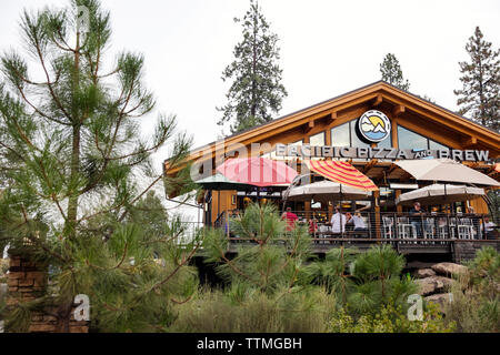 USA (Oregon, Bend, Pacific Pizza et Brew, extérieur couleur restaurant Banque D'Images