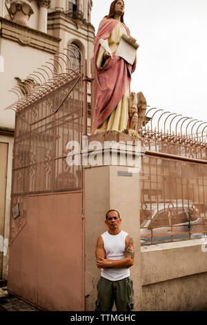 PHILIPPINES, Manille, Qulapo District, portrait d'un homme sur la rue en face de la Quina Market Banque D'Images
