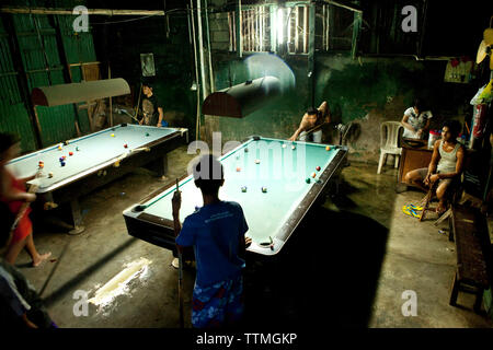 PHILIPPINES, Palawan, Puerto Princesa, jouer au billard dans la zone portuaire de la ville Banque D'Images