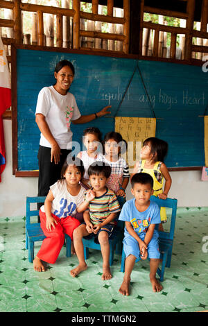 PHILIPPINES, Palawan, Village Batak, enfants Batak dans leur classe à Tanabag Village Banque D'Images