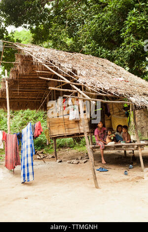 PHILIPPINES, Palawan, Barangay Batak, région famille dans leur maison dans Village Kalakwasan Banque D'Images