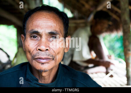 PHILIPPINES, Palawan, Barangay région, portrait de Chef de Batak dans sa maison de village Kalakwasan Banque D'Images