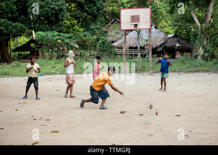 PHILIPPINES, Palawan Batak, Barangay région, les garçons jouent avec leurs jouets fait main Kalakwasan dans Village Banque D'Images